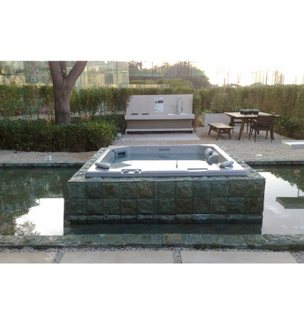 CasaCor espelho dágua com spa greenstone 15x15 bruta